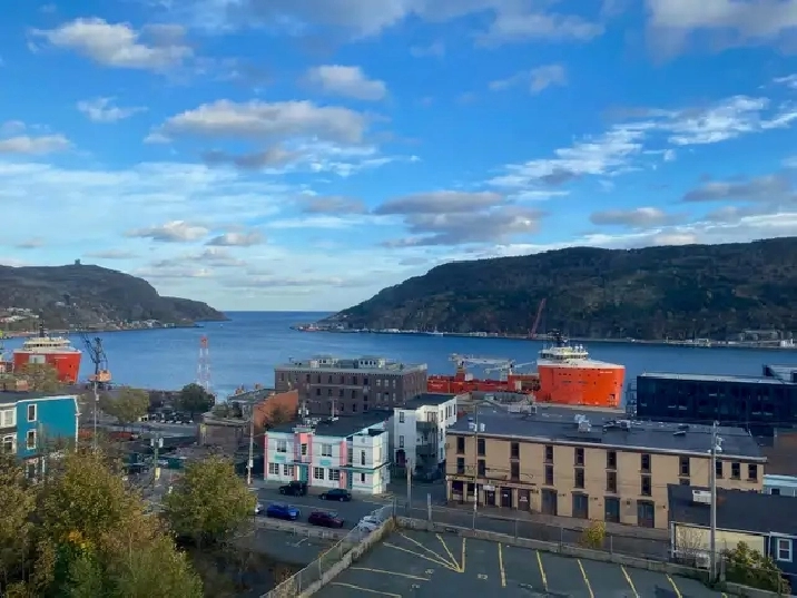 TO RENT: DOWNTOWN ROOM WITH A VIEW