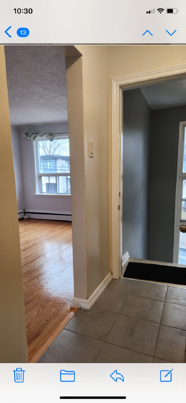 $2300 - 2 Bedroom Bright, Newly renovated.  Great neighbourhood