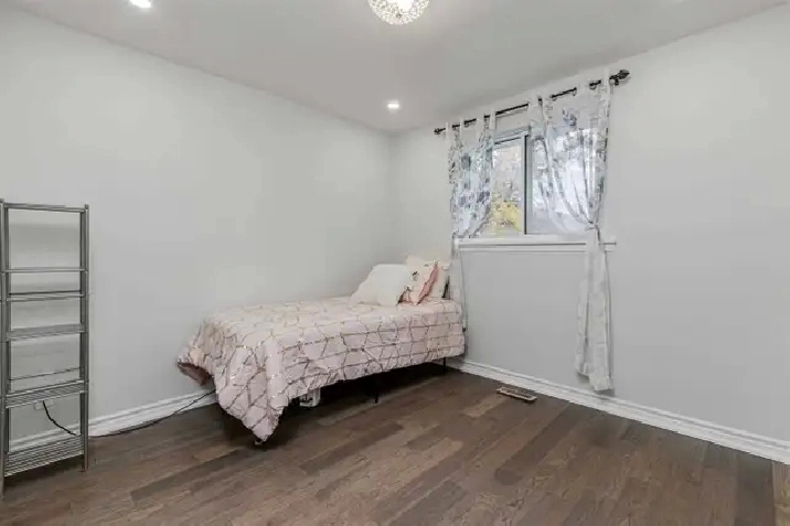 Furnished spacious Room for rent Steps to Yonge St , Aurora $850