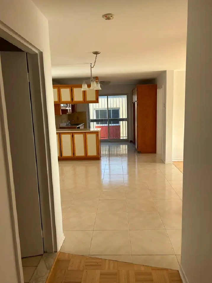 Grand 4 ½  à Laval-des-Rapides.  Disponible le 1 juillet