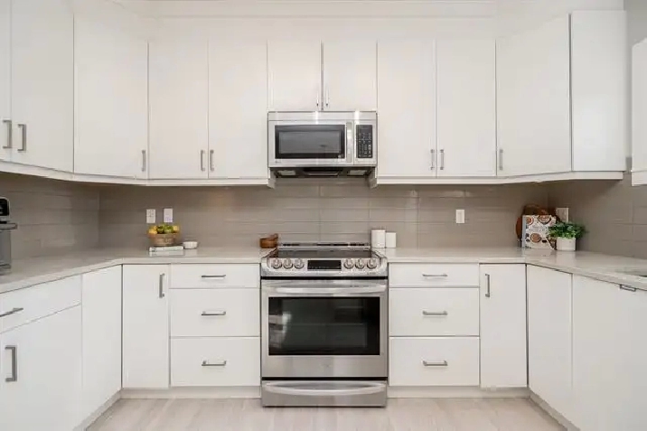 Spacious 3-Bedroom End-Unit Townhouse in Burke Mountain – Availa