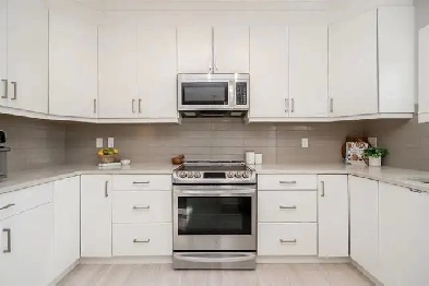 Spacious 3-Bedroom End-Unit Townhouse in Burke Mountain – Availa