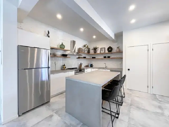 MODERN INDUSTRIAL 1 BED 1 BATH IN HEART OF WORTLEY VILLAGE