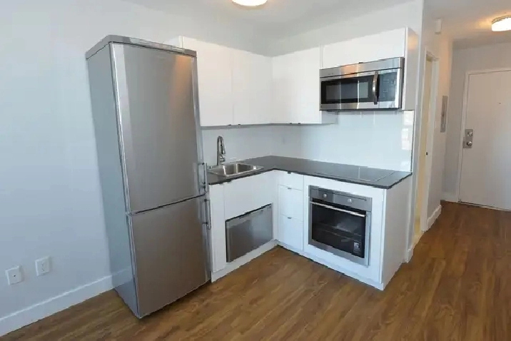 Renovated bachelor, Queen and Niagara - ID 3765