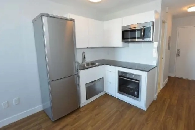 Renovated bachelor, Queen and Niagara - ID 3765