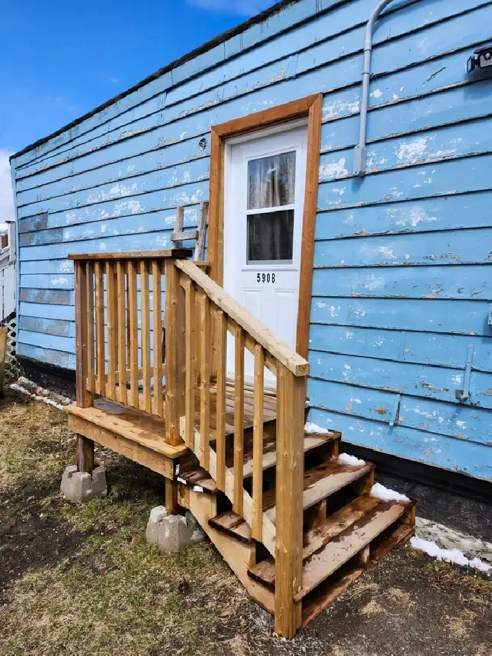 590B Harding W - Bachelor West, W/D, close to amenities