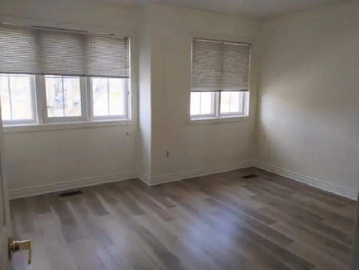 1 Large, bright upstairs bedroom- 3 min walk to UOIT in North Os