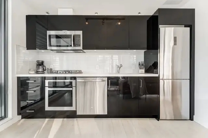 Modern downtown 2 bedroom condo - Parking included