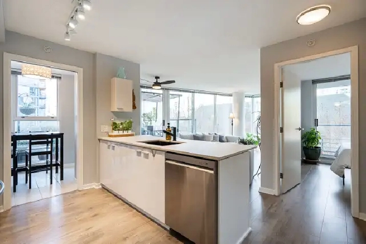 2 Bed Condo in Yaletown – Large Patio   Parking – $969K