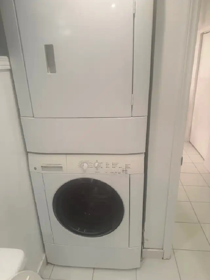 1 min Bloor-Ossington subway! Very clean. Immediately