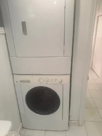 1 min Bloor-Ossington subway! Very clean. Immediately