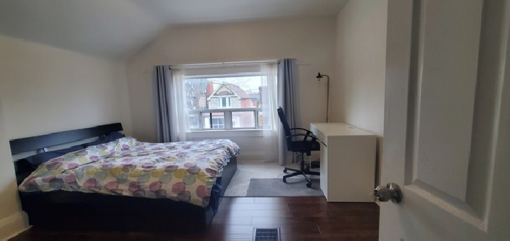 Bright master bedroom for rent from April 12 - woman only