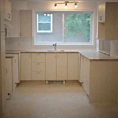 5 ½ Ground floor (detached triplex) with parking - Ahuntsic