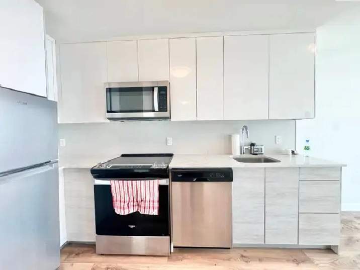 MODERN 1-BEDROOM   DEN CONDO WITH STUNNING CITY VIEWS