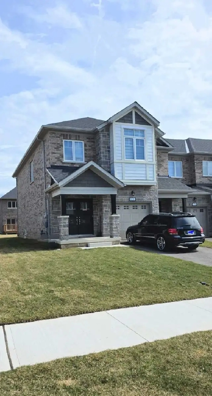 In Thorold 3 bedroom 2.5 washroom end unit townhouse for rent