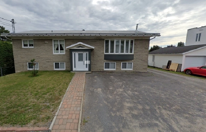 Beau grand 4 1/2, Ste-Anne-de-Beaupré, 2 parkings, Juillet