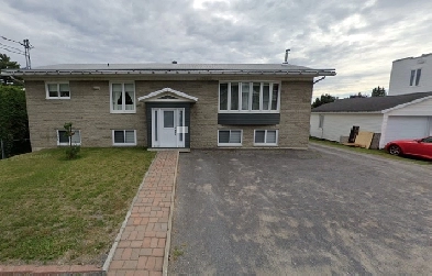 Beau grand 4 1/2, Ste-Anne-de-Beaupré, 2 parkings, Juillet