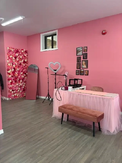 Nail tech table rental - Amiri Beauty Bar