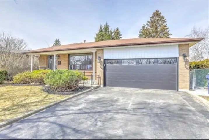 Upgraded semi basement bedroom w/ private washroom/parking