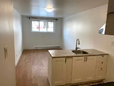 3 1/2 rénové avec électroménagers une chambre fermée près metro