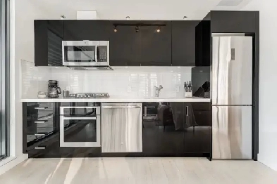 Modern downtown 2 bedroom condo - Parking included