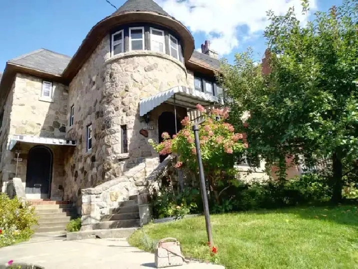 Grand 6 1/2 close to metro Snowdon, 2500$