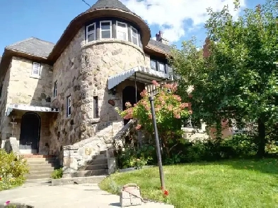 Grand 6 1/2 close to metro Snowdon, 2500$