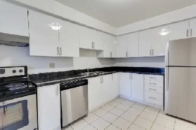 LARGE, RENOVATED 3 BEDROOM TOWNHOME IN DUNDAS!