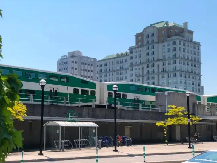 2 Bedroom/2bathroom Condo $2095/Downtown Hamilton/Go-Train