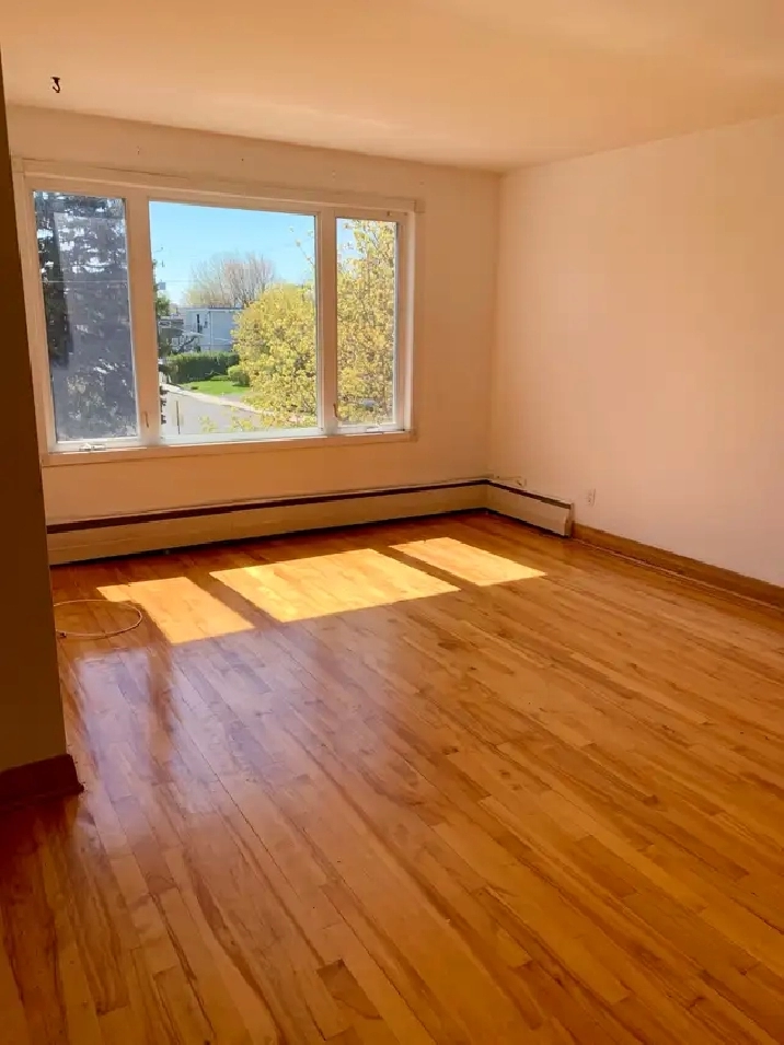 Brossard for rent-Renovated Top Floor 3BR – Bright & Clean