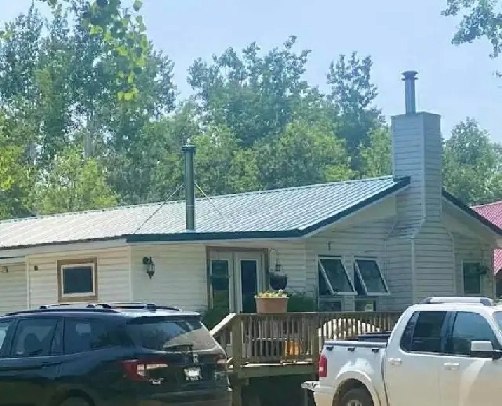 4 Season Cottage: Buffalo Point, MB