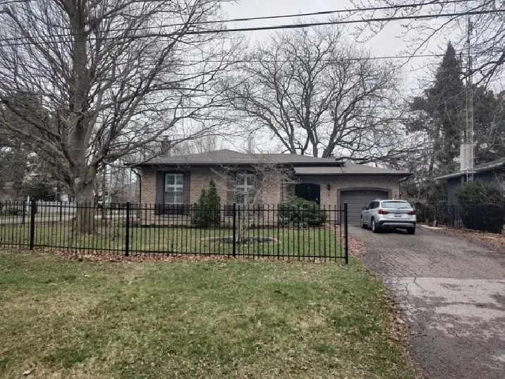 Beautiful 4 Bedroom home Niagara on the Lake with in Law Suite