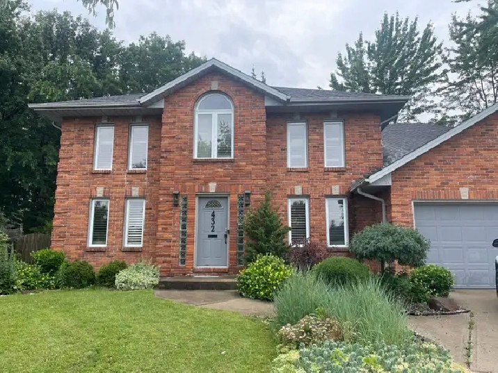 Beautiful One bedroom plus Den in a prestigious neighbourhood