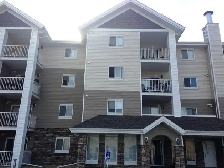 Amazing Condo in Sylvan lake! 2 bed, 2 bath w/ UG Parking