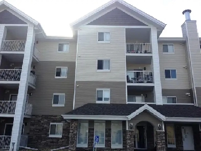 Amazing Condo in Sylvan lake! 2 bed, 2 bath w/ UG Parking