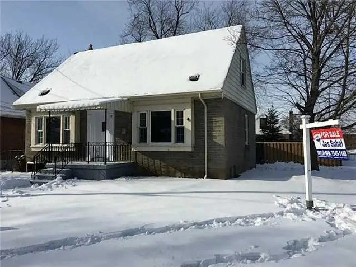 Nice Bedroom Near Mohawk College_Female only AC Included