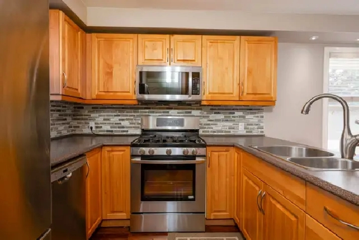 Fully Furnished 2Bed 1B Huge Yard | Private Deck | Upper Suite