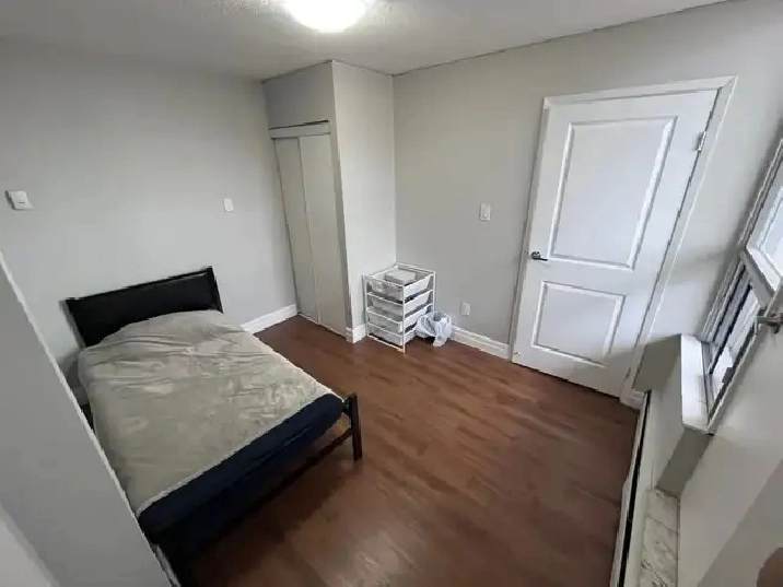 550$ 1 bedroom summer sublet - 300 Regina st all utilities incl