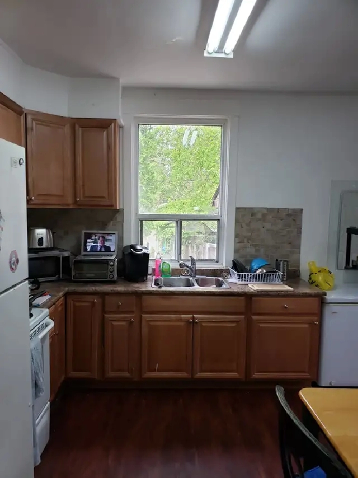 Nice room in a house, utilities WiFi included, Christie-St.Clair