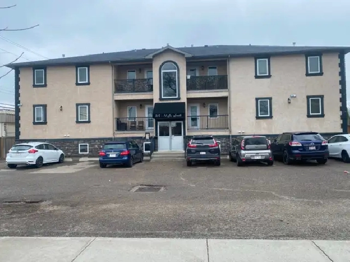 Pet friendly 2 bedroom apartment, own laundry close to downtoan