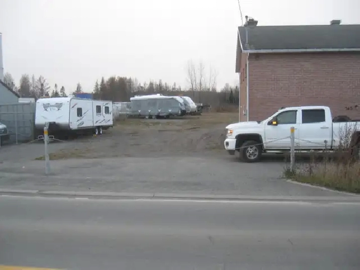 Entreposage et stationnement pour roulotte  à louer