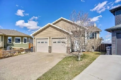 Coalhurst Home For Sale | 5 Bedroom