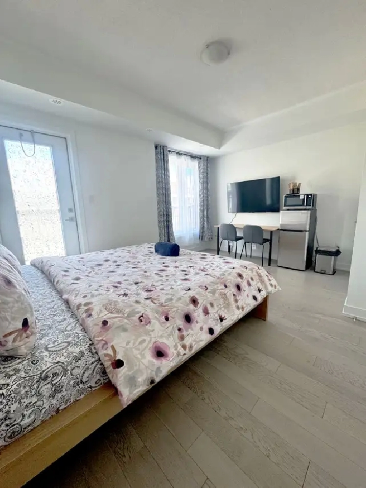 Daily nightly weekly room for rent Keele Wilson Downsview Park