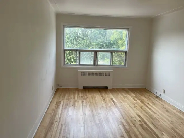 METRO COTE ST. CATHERINE 5.5   FRONT KORNER APT.