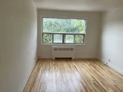 METRO COTE ST. CATHERINE 5.5   FRONT KORNER APT.