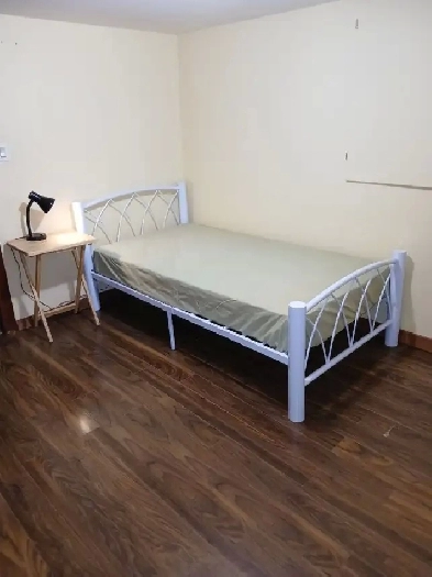 Private Room furnished $650 a month( Woodbine subway)