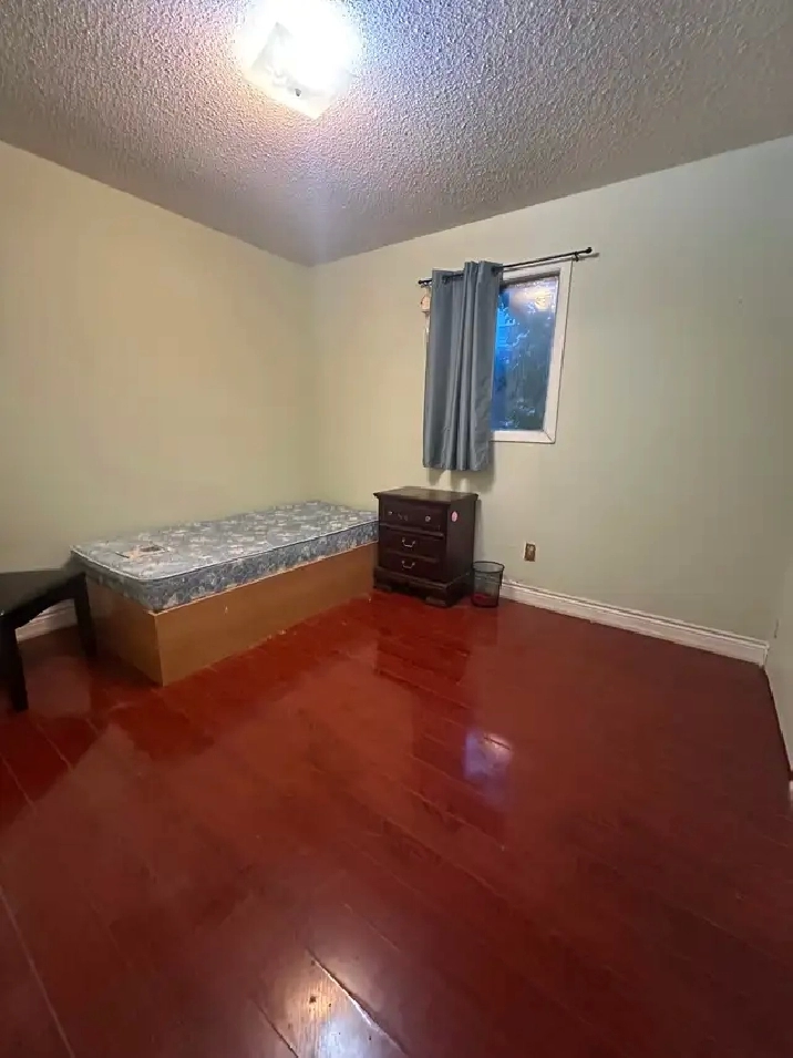 Upper floor garden view room for mid.occupancy near shoppers wor