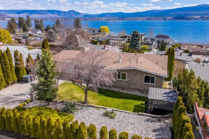 Lake Views Close to Beach & Downtown Kelowna! 2741 Benedick Road