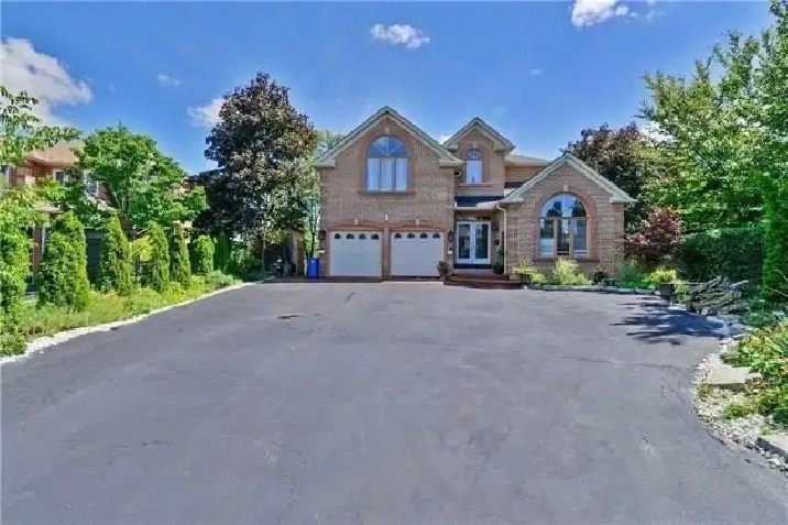 Caledon 5 2 bedrooms,lots parking,pool,ravine