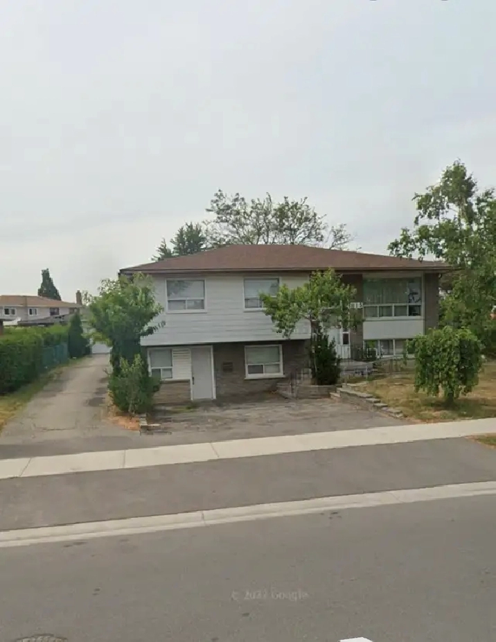 3 Bedroom, 1 Bathroom Mississauga House